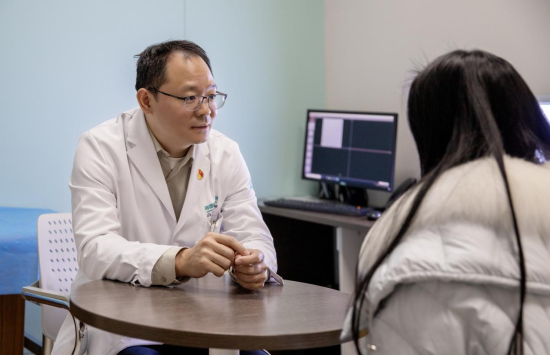 Dr. Gai Yanting consults with a patient at Shanghai Donglei Brain Hospital