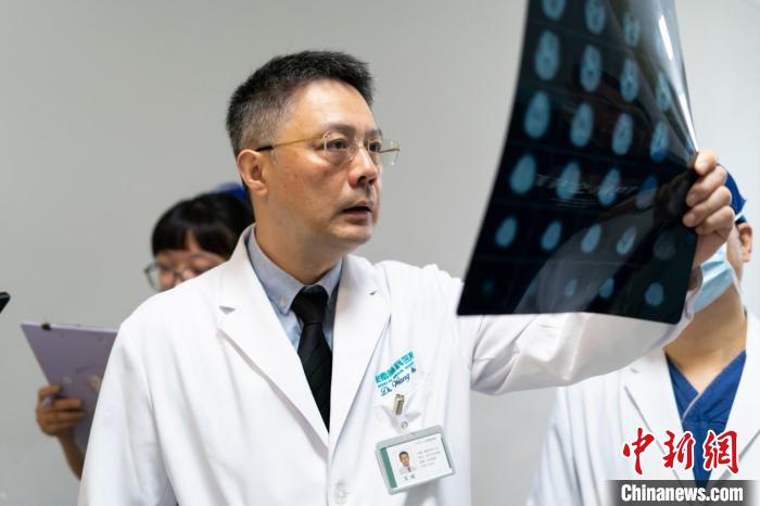Dr. Wang Wei reviewing brain imaging at Shanghai Donglei Brain Hospital