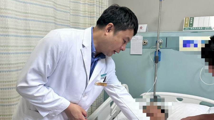 Dr. Zhang Xuejun examining a patient at Shanghai Donglei Brain Hospital