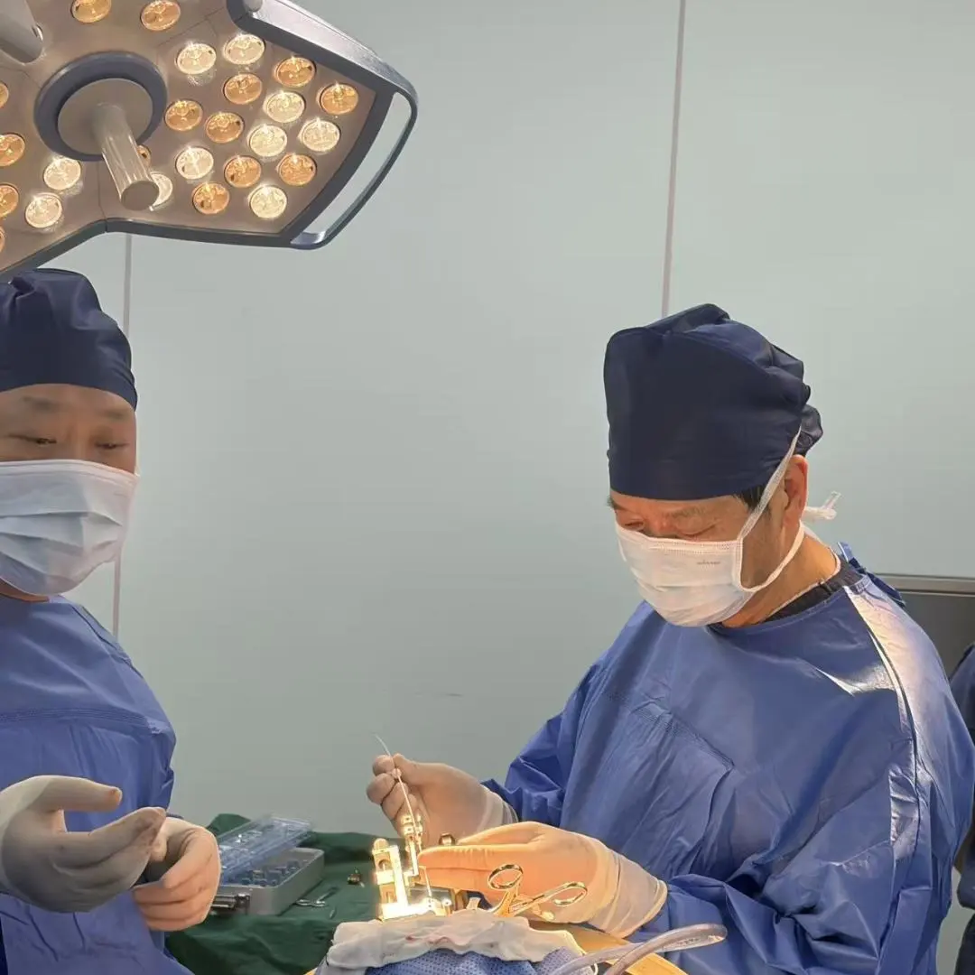 Prof. Hu Xiaowu performing the DBS electrode implantation surgery